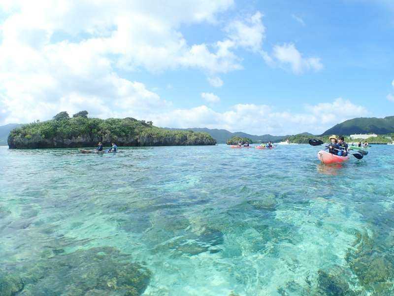 カヤックで川平湾の無人島に向かうツアー客