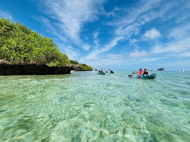 川平湾の無人島でカヤックを楽しむツアー客
