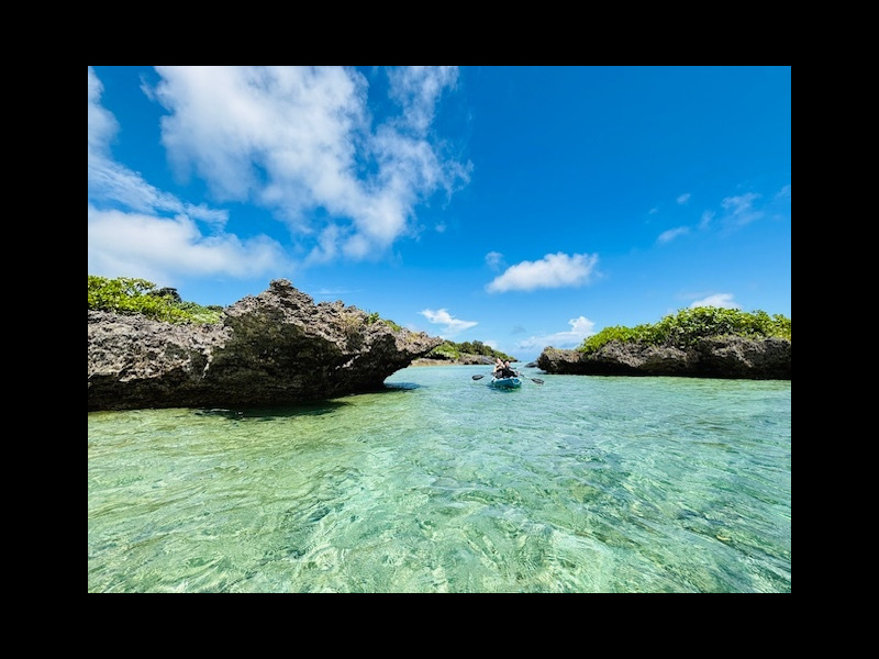 川平湾の無人島でカヤックを楽しむツアー客