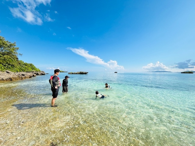 川平湾の無人島でカヤックを楽しむツアー客