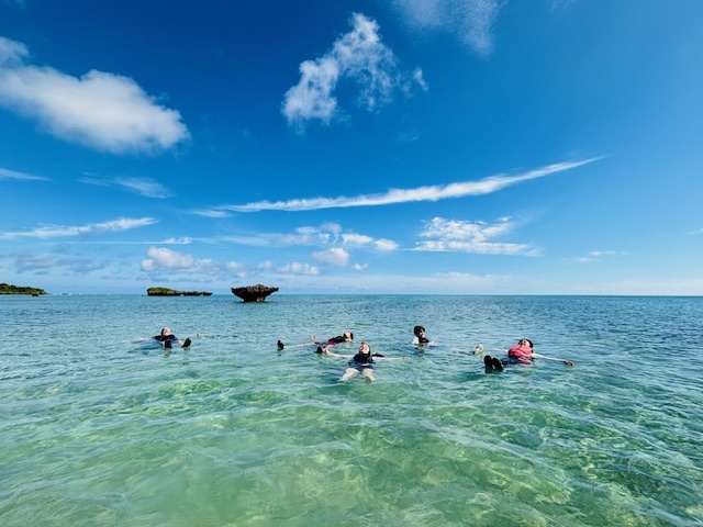 川平湾の無人島でカヤックを楽しむツアー客