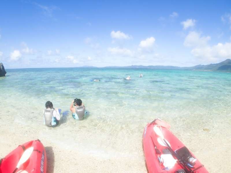 川平湾の無人島のビーチで休憩しているツアー客