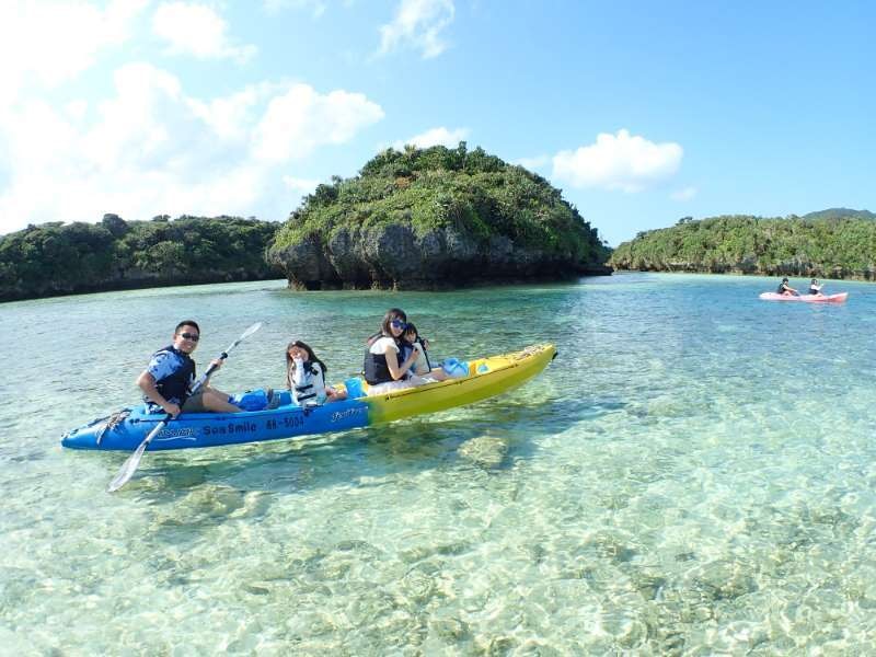 川平湾の無人島をカヤックで周遊しているツアー客