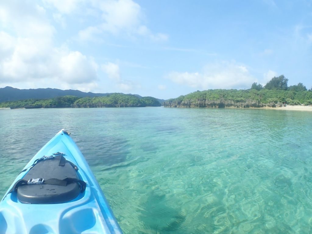 カヤックから見る川平湾の無人島