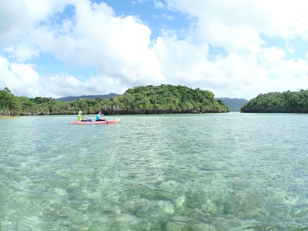 川平湾でカヤックを楽しむ観光客