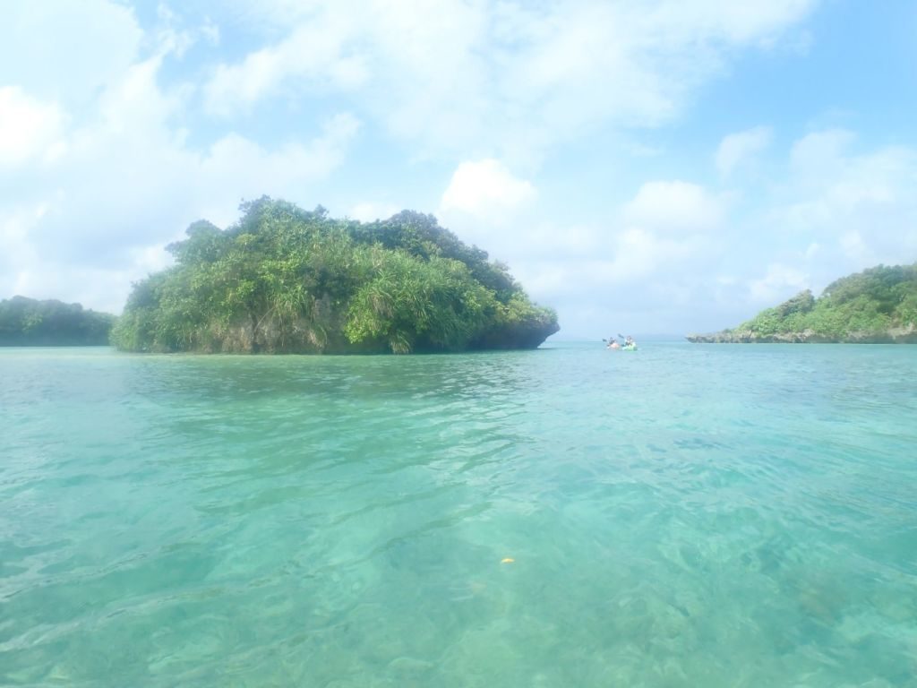 川平湾でカヤックを楽しむ観光客