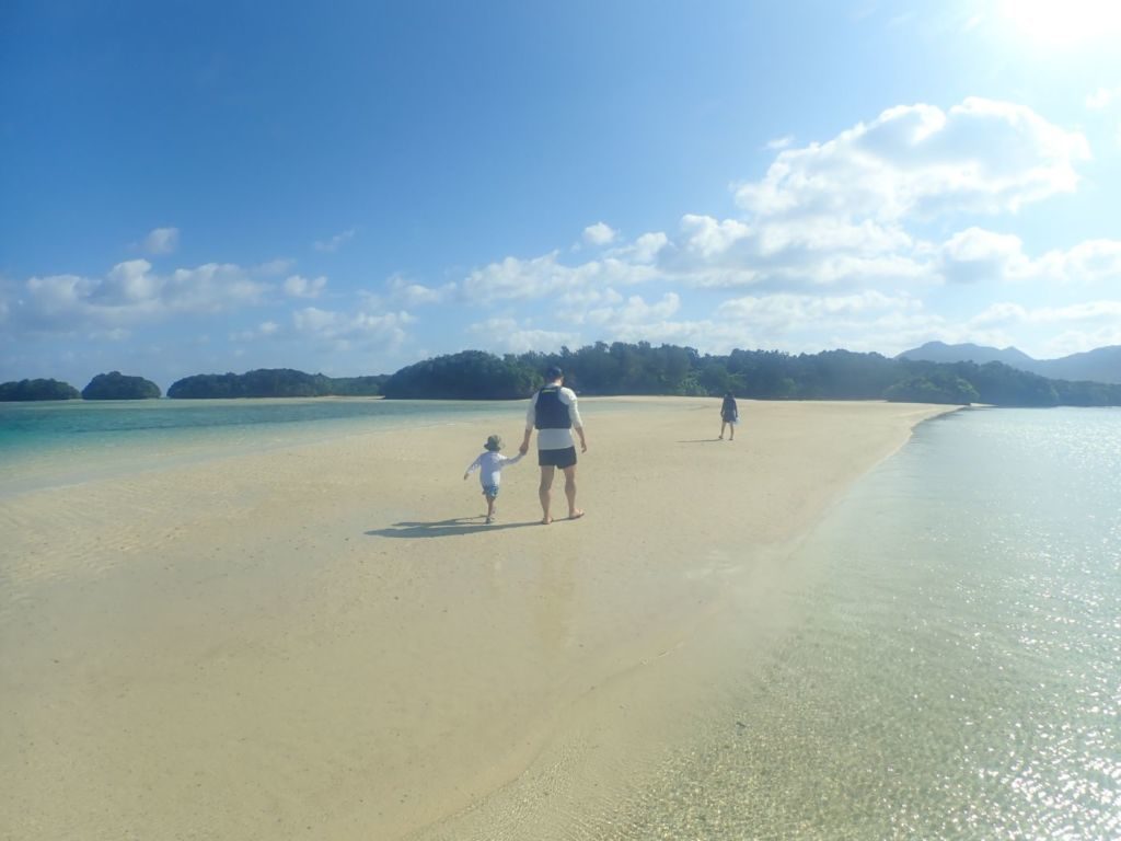 川平湾の無人島ビーチを歩く観光客