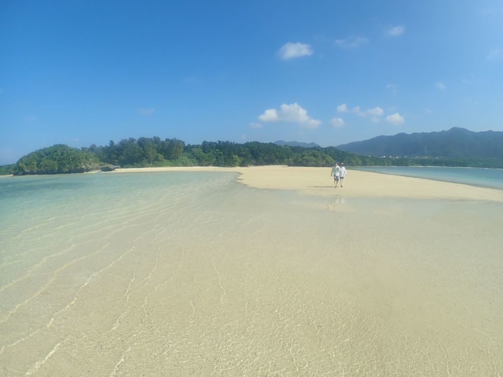 川平湾の無人島ビーチを歩く観光客