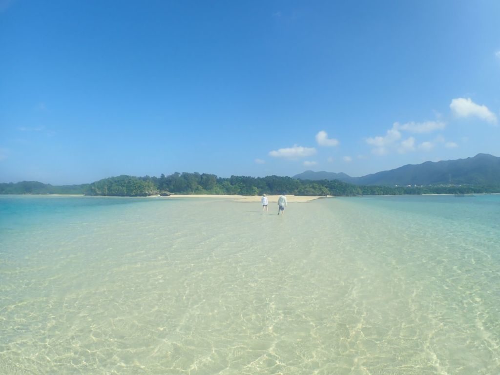 川平湾の無人島ビーチを歩く観光客