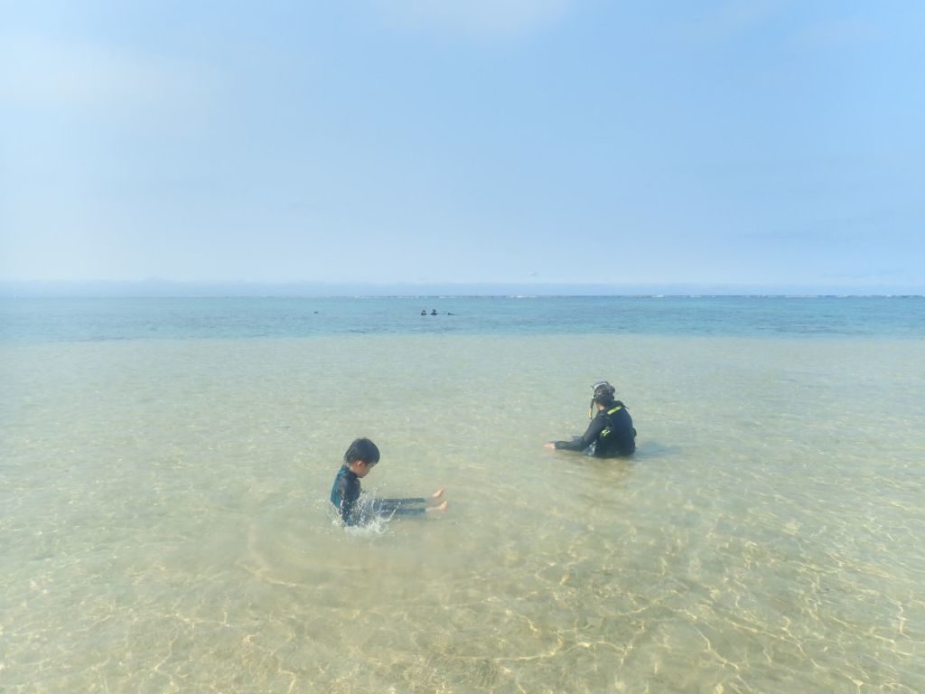 石垣島の海でシュノーケルを楽しむファミリー