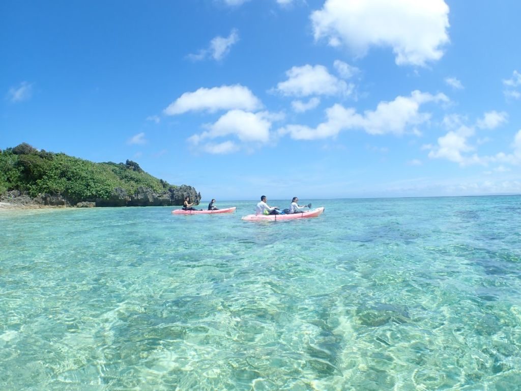 川平湾でカヤックを楽しむツアー客