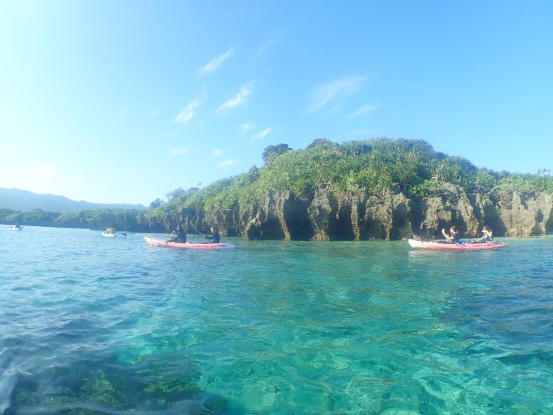 川平湾でカヤックを楽しむ観光客