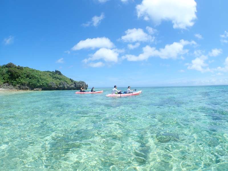 川平湾でカヤックを楽しむ観光客