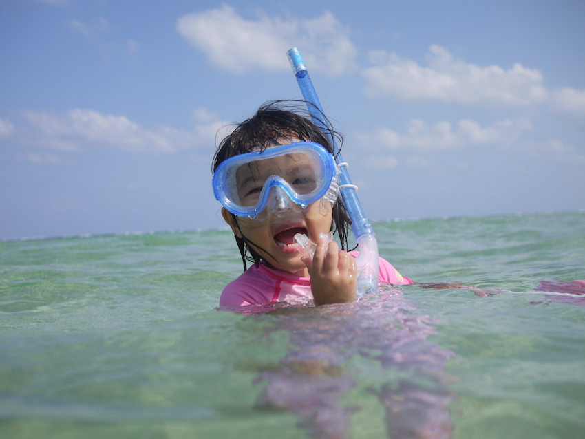 海でシュノーケルを楽しむ女の子