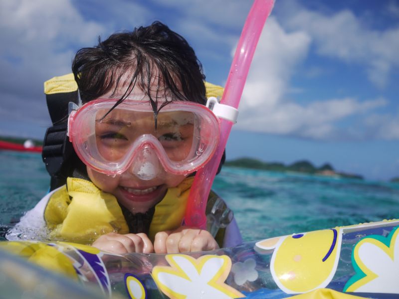 海でシュノーケルを楽しむ女の子